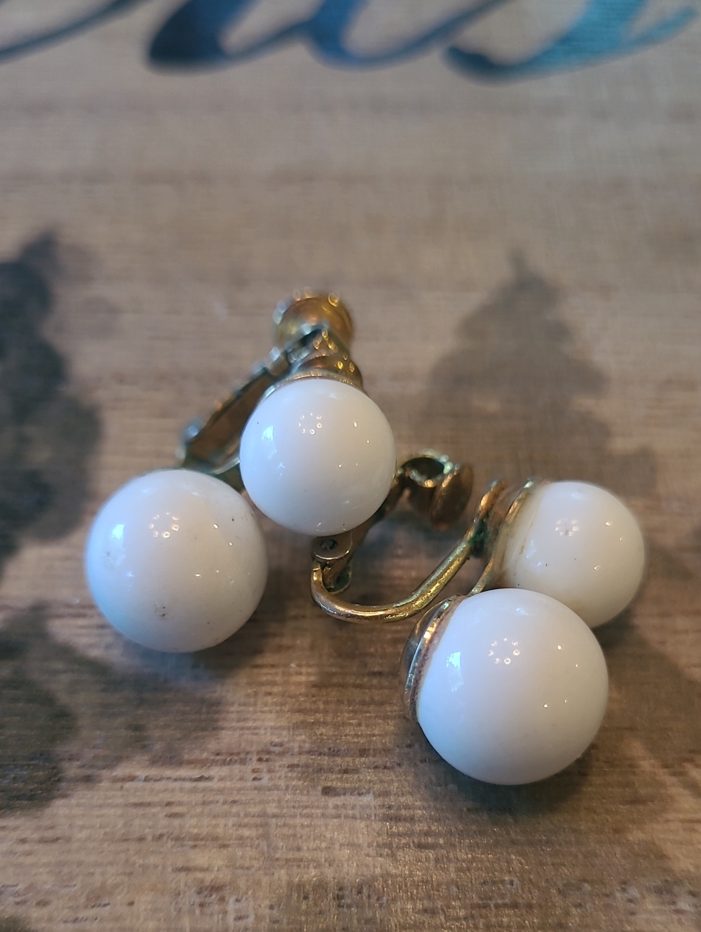 Vintage White Bead Screwback Earrings -